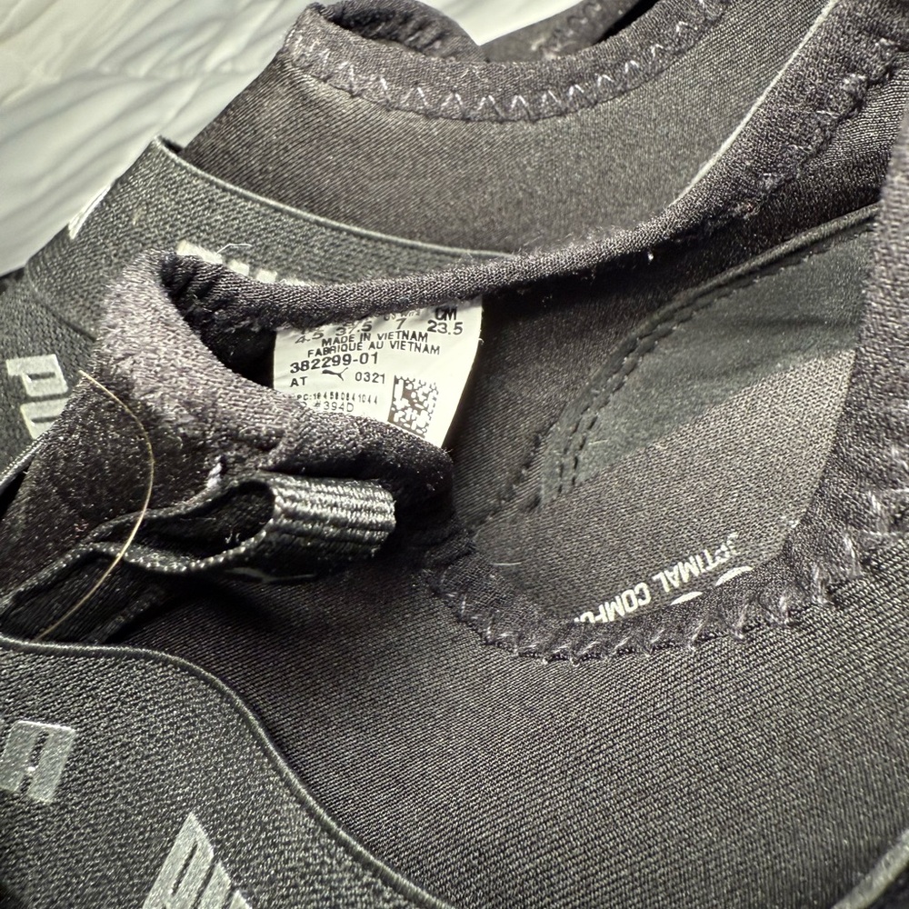 PUMA sneakers / Black and White Slip-On Sneakers - Picture 4 of 4